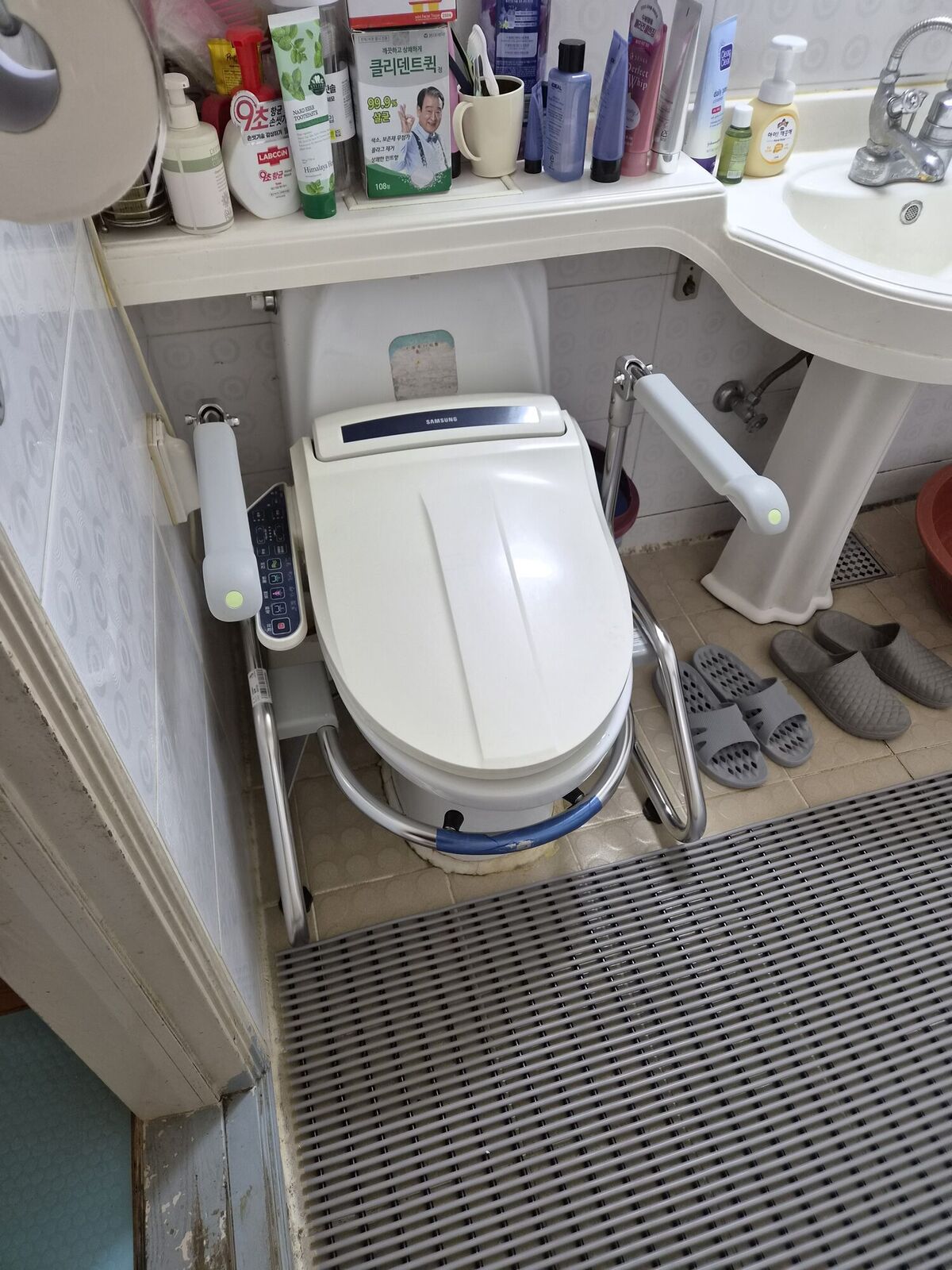 창원 재가복지와 함께 안내하는 복지용구 참고사진 - 변기 양옆 안전손잡이와 욕실 바닥 미끄럼방지 매트