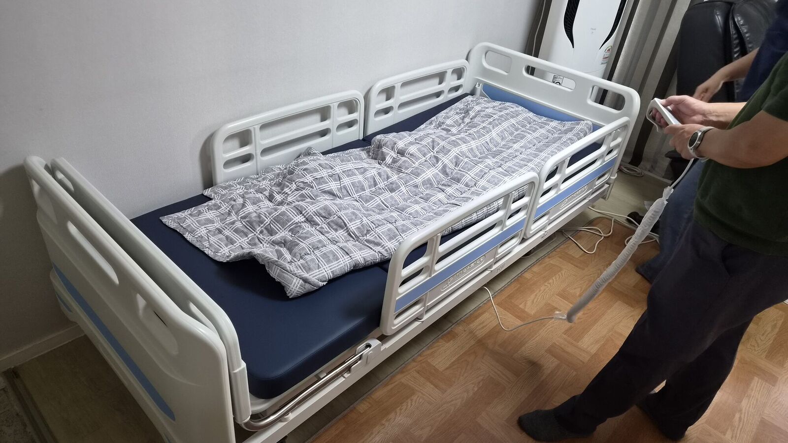 경남 전동침대대여 안내용 참고사진 - 이불을 얹은 안전난간 전동침대
