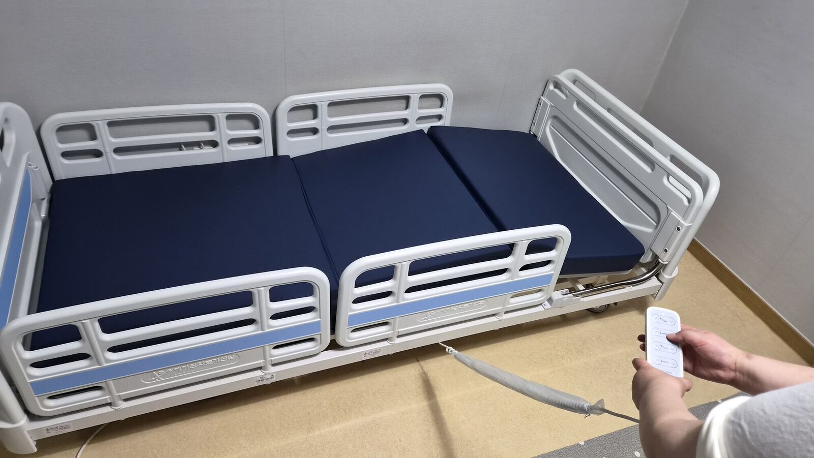 경남 전동침대대여 안내용 참고사진 - 리모컨으로 조작하는 안전난간 전동침대