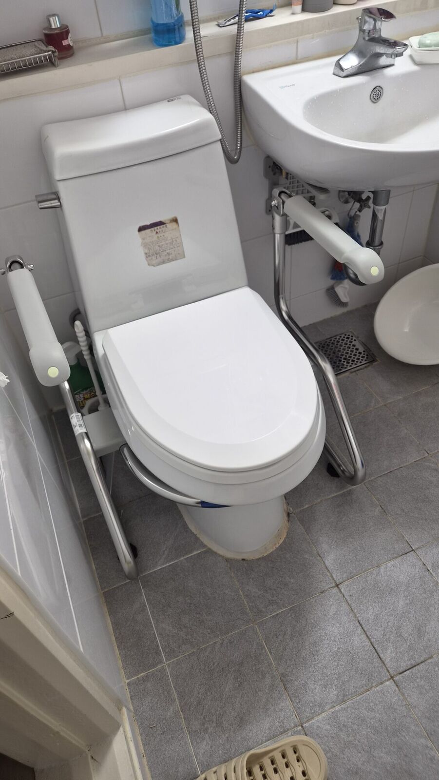 경남 재가복지와 함께 안내하는 복지용구 참고사진 - 좁은 욕실 변기에 설치한 안전손잡이
